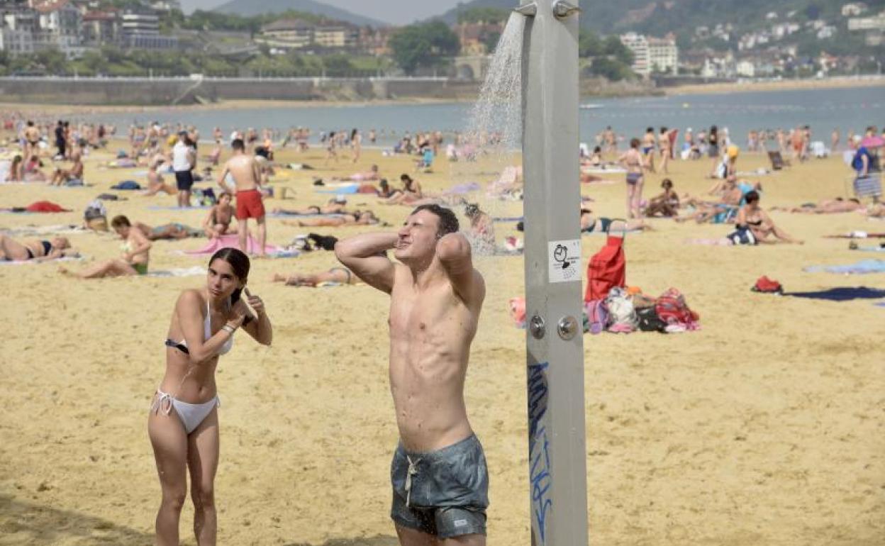 Un baño en el mar y una refrescante ducha para sobrellevar mejor el bochorno