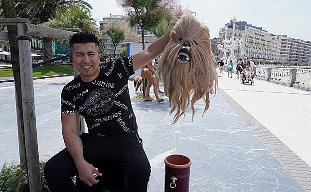Nixon muestra la capucha de 'Chewbacca' que lleva en el paseo de La Concha y que le hace sudar. 