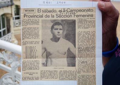 Imagen secundaria 1 - Arriba, Carlos Santana con las medallas de las dos primeras ediciones de la Getaria - Zarautz. Abajo uno de los muchos textos publicados sobre las hazañas del nadador. Carlos Santana sigue nadando todos los días a sus 82 años. 