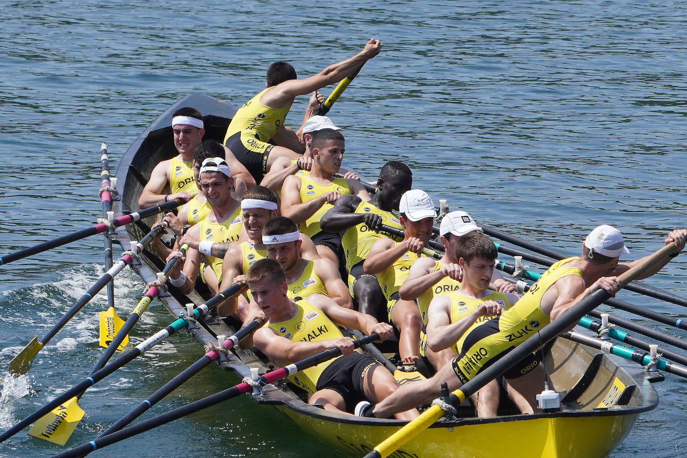 Fotos: Primeras banderas para Arkote y Hondarribia