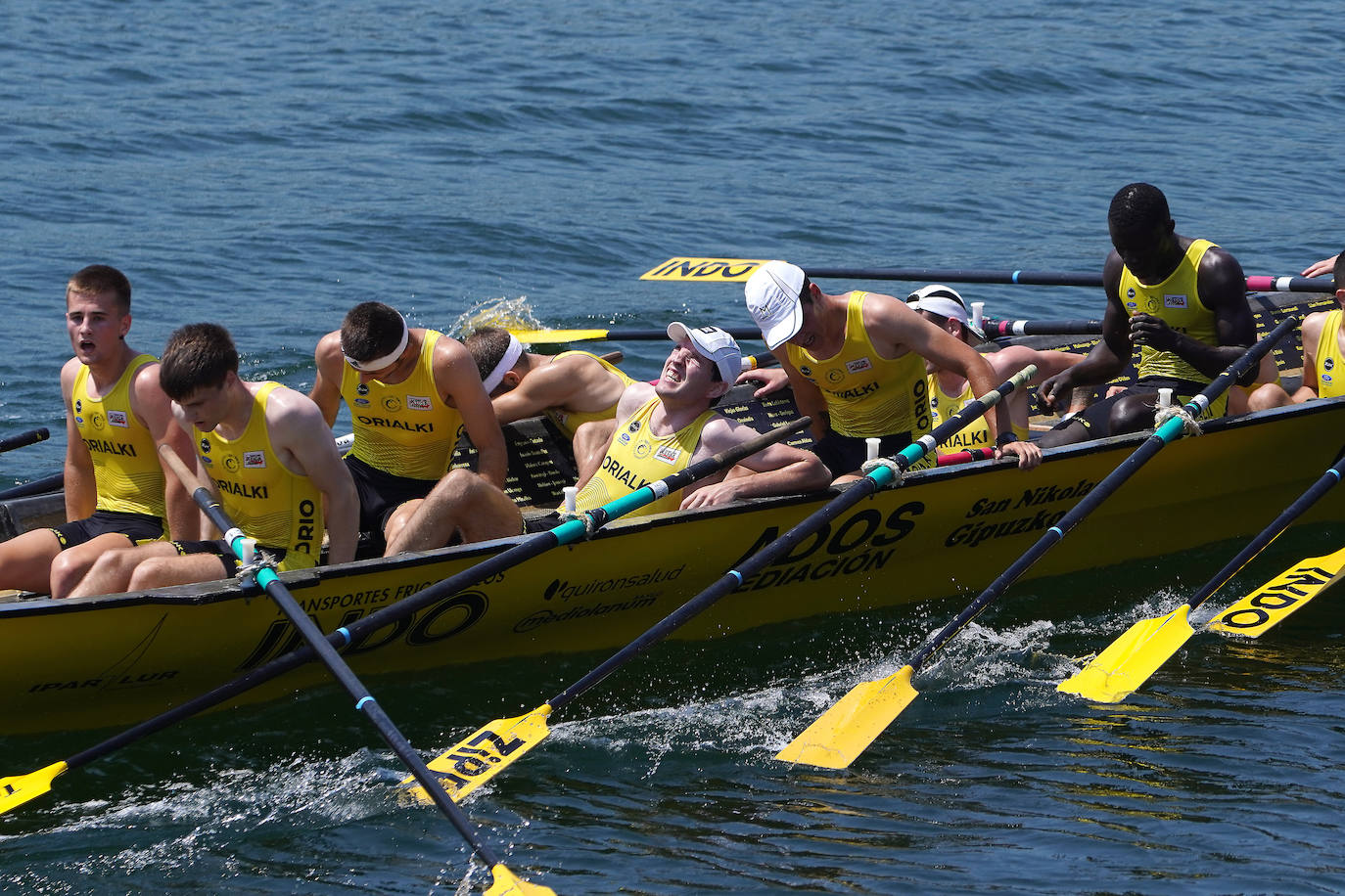 Fotos: Primeras banderas para Arkote y Hondarribia