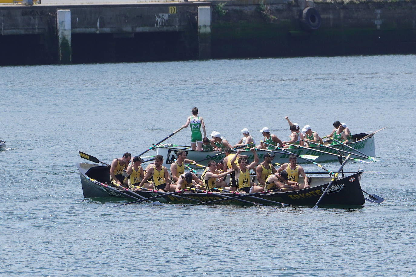 Fotos: Primeras banderas para Arkote y Hondarribia