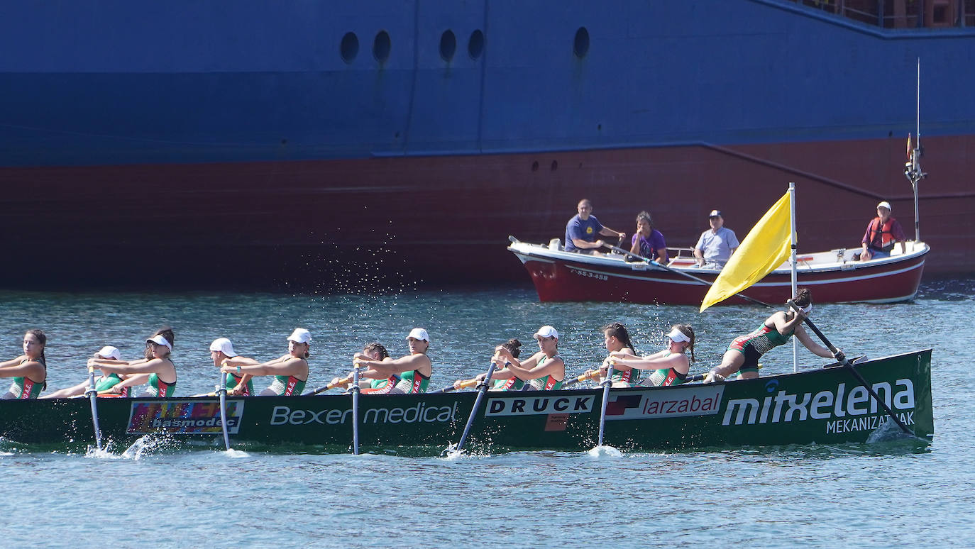 Fotos: Primeras banderas para Arkote y Hondarribia