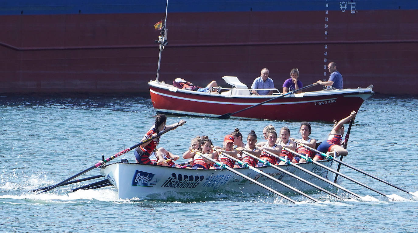 Fotos: Primeras banderas para Arkote y Hondarribia