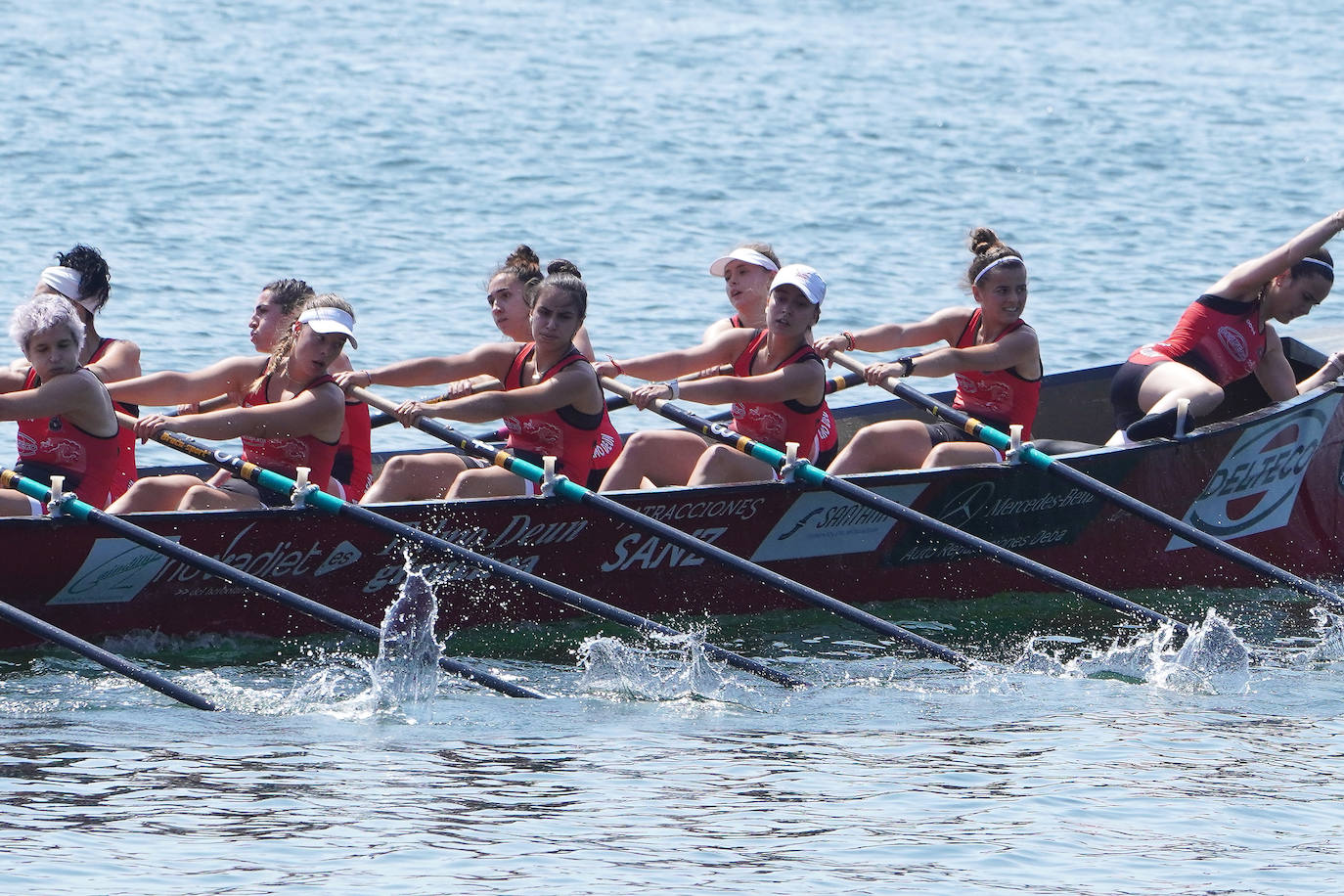 Fotos: Primeras banderas para Arkote y Hondarribia