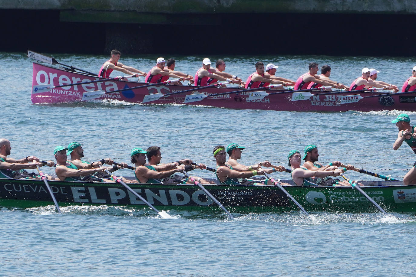 Fotos: Primeras banderas para Arkote y Hondarribia