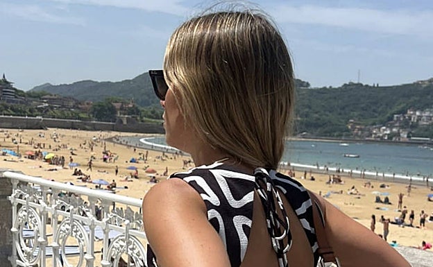 María Pombo paseando por la Concha.