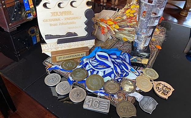 La colección de medallas y trofeos que Txaro Tomasena ha logrado en sus participaciones en la Getaria - Zarautz.