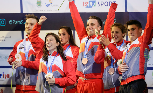 Llopis y Zudaire (primero y segunda por la izquierda) celebran su medalla junto al resto de compañeros. 