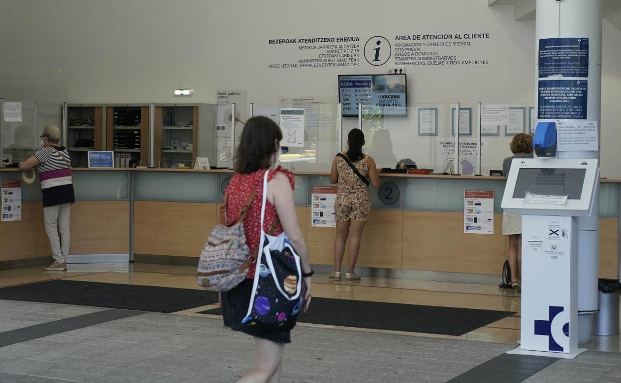 Varias mujeres se dirigen al área de atención al cliente del centro de salud de Amara Berri en Donostia. 