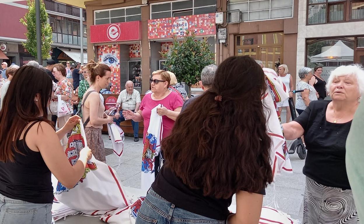 El viernes, las banderas se agotaron en el reparto matinal de San Miguel.