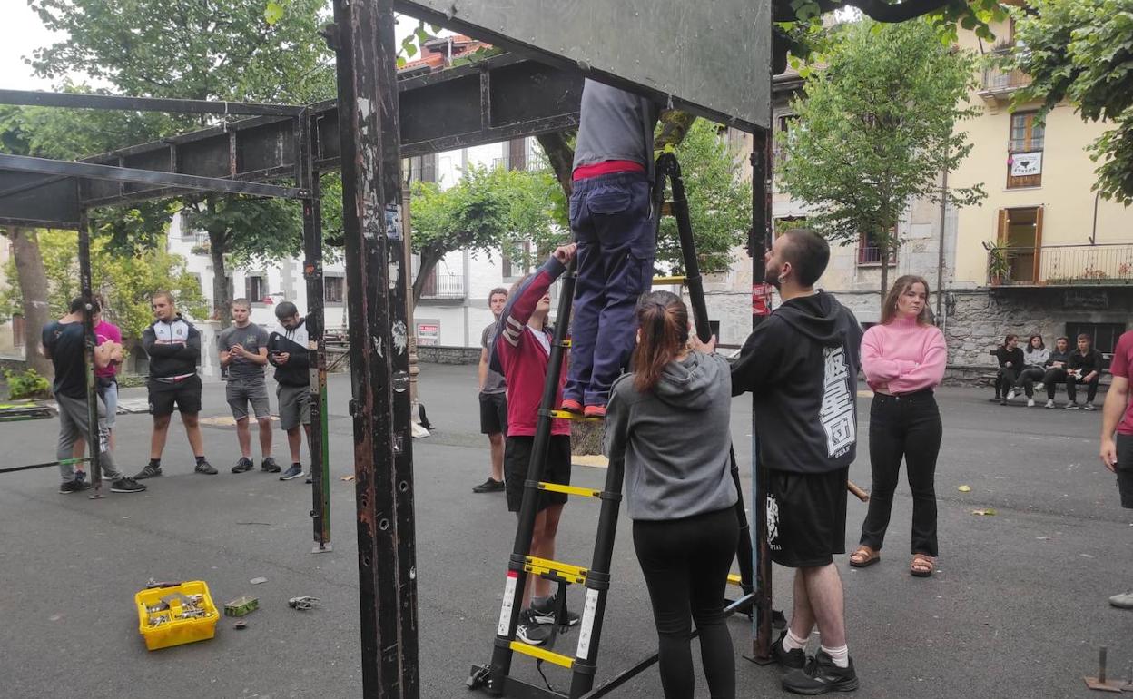 Este martes ha sido el montaje de las txosnas.