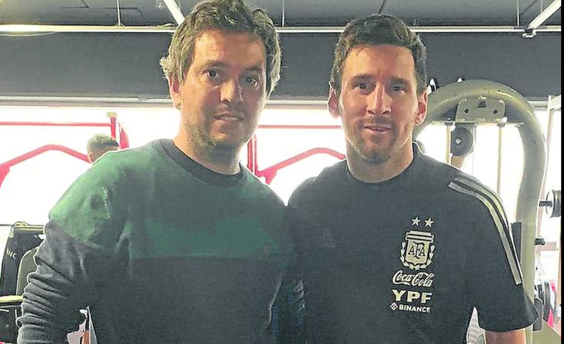 Ulises con Messi en Lezama y algunos recuerdos de Maradona, además de las botas con las que debutó Messi en Alemania. 