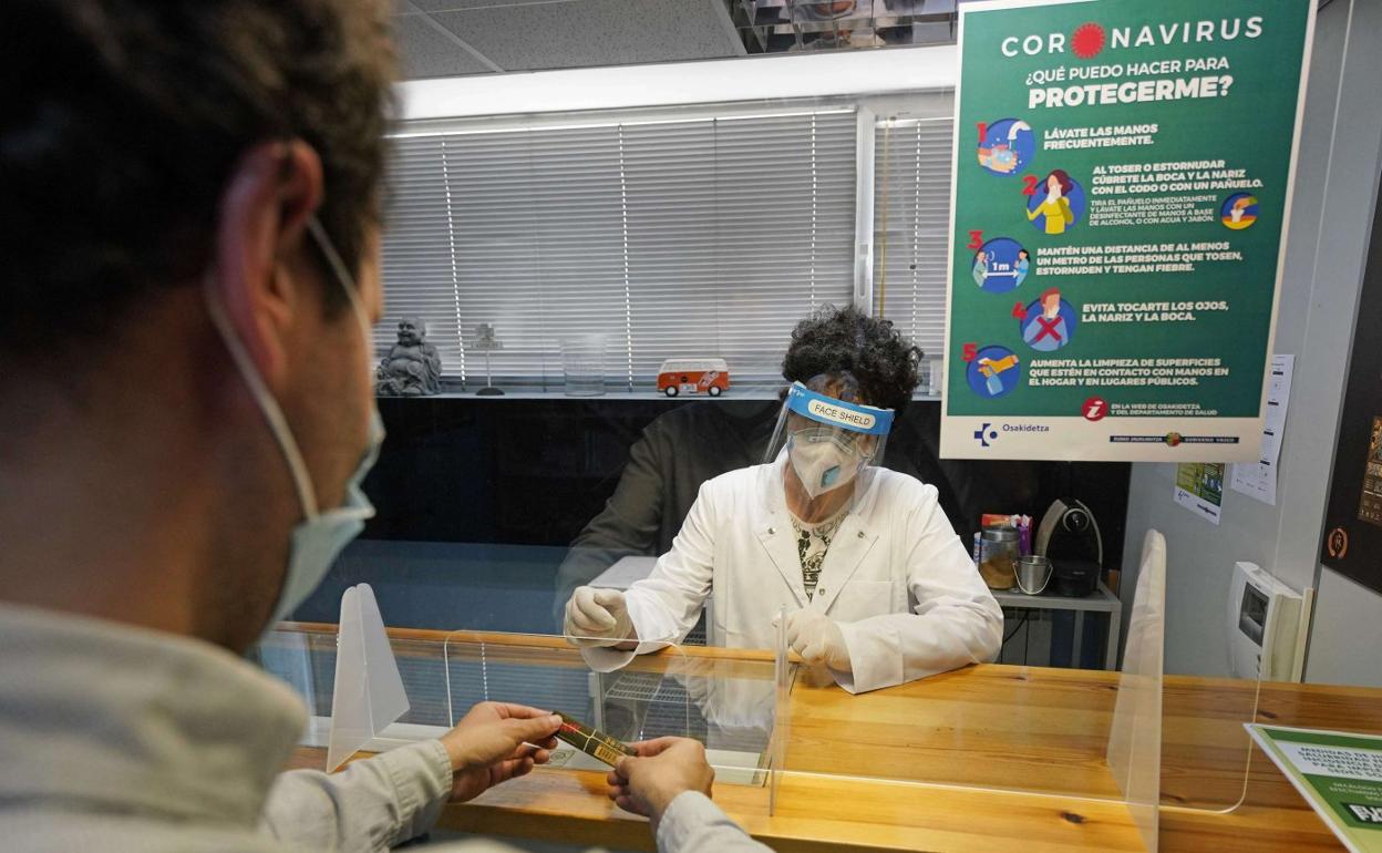 Los medicamentes se dispensarán principalmente en los servicios farmacéuticos de los hospitales, aunque también se abre la opción a las boticas de la calle.