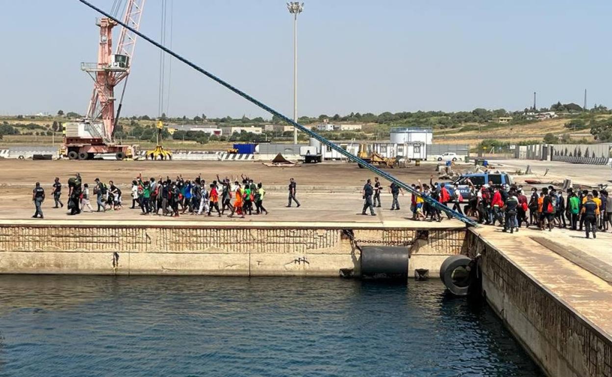 Los migrantes en el puerto de Augusta, en Sicilia.