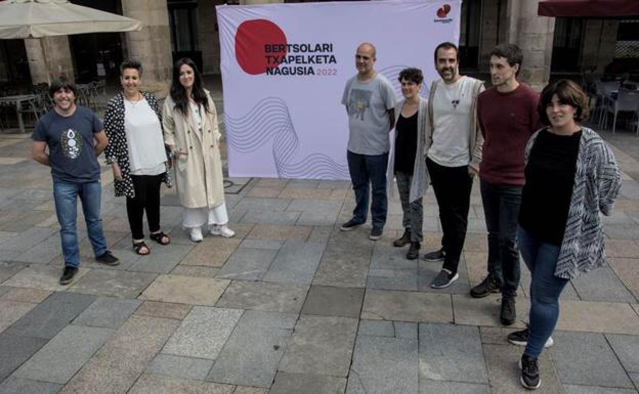 Representantes de Bertsozale Elkarteak de todos los territorios han participado en la presentación.