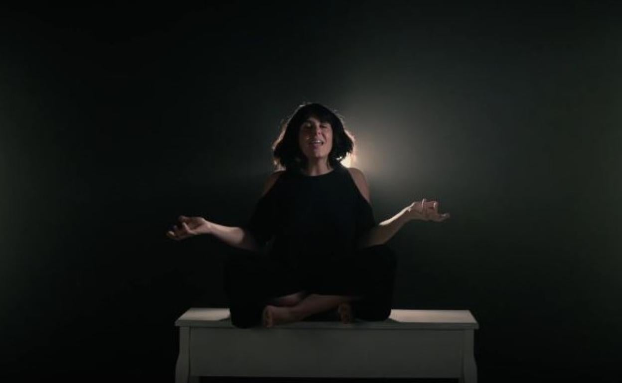 Ines Osinaga | 'Dena aldatzen da': Doluaren aitortza eta aldaketaren aldeko aldarria egiteko abestia