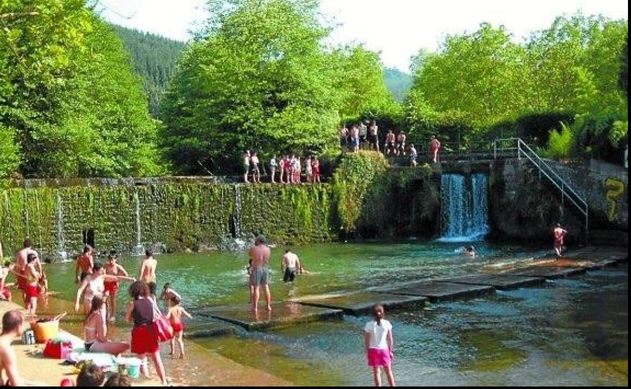 La presa de Usako en Oñati vuelve a estar abierta al baño. 