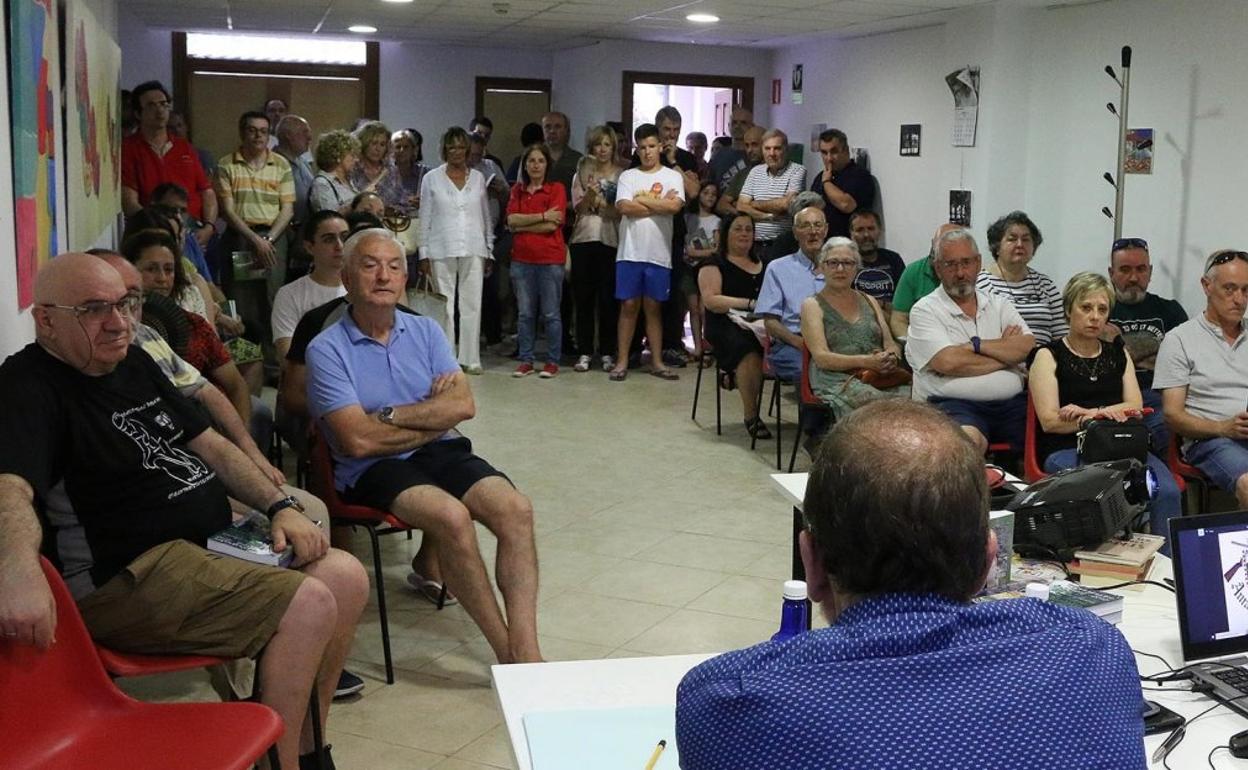 La sede de la Asociación de Vecinos Alde Zaharra-San Juan, ubicada en la calle Jesús, acogió la presentación del libro del centenario de la compañía Ama Shantalen. 