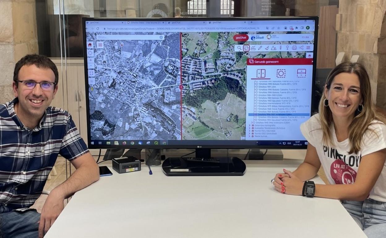 El edil Xabier Igartua y la alcaldesa Izaro Elorza en la presentación con dos ortofotos de 1956 y 2022. 