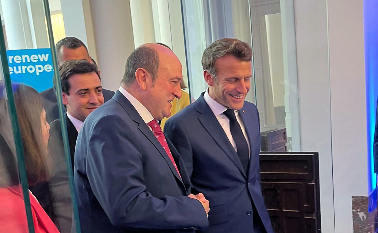 Andoni Ortuzar charla con Emmanuel Macron, ayer en Bruselas. 