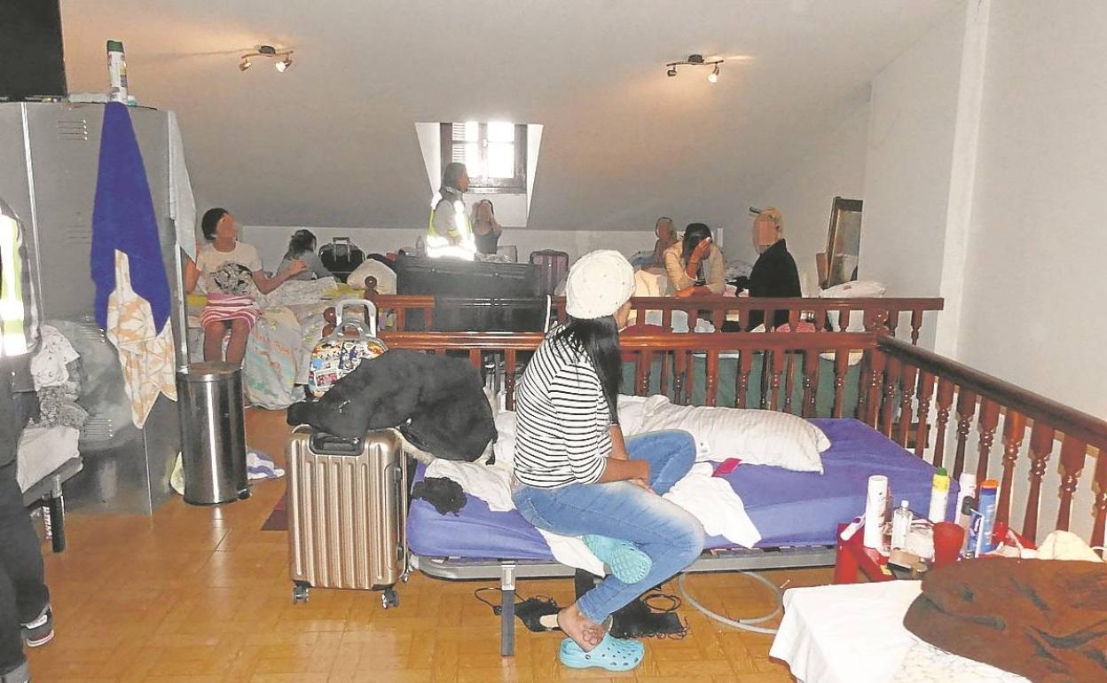 Mujeres en un piso durante una operación policial contra la trata.