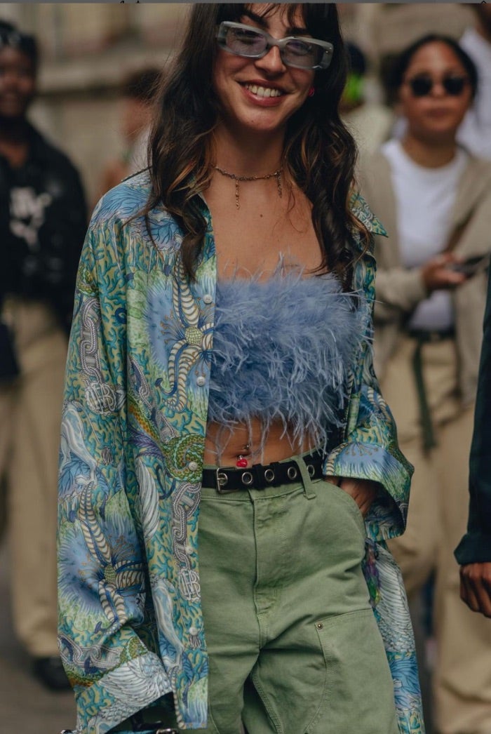 Un año más las 'fashion weeks' marcan las tendencias que nos acompañarán a lo largo de los próximos meses: un adelanto de lo que será tendencia la temporada otoño-invierno 2022. Y, el 'streestyle' de prescriptoras, influencers y estilistas nos dan las claves para armar nuestro vestidor esta primavera-verano 2022. Looks eclécticos en los que las mezclas imposibles se ensalzan como la mayor virtud, estilismos monocromáticos en negro, cortes estratégicos y trajes de dos piezas coloristas con los que teñir nuestro vestidor bajo la positividad de la época estival. Reunimos las mejores imágenes del 'streetstyle' de las capitales de la moda en busca de inspiración para este recién inaugurado verano 2022