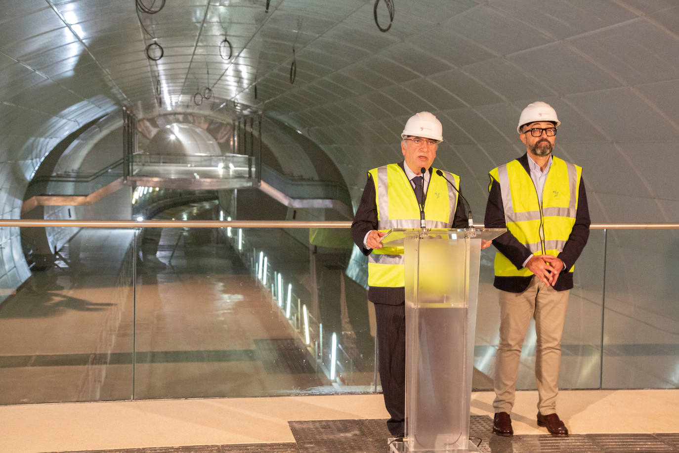 El consejero Arriola, durante la comparecencia hoy en la visita a las obras de la variante del Topo.