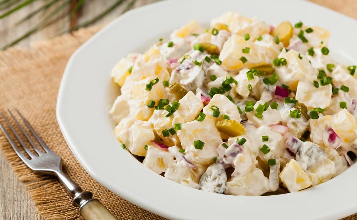 La ensalada alemana de patatas, denominada kartoffelsalat, se asemeja, con matices, a nuestra ensaladilla rusa o campera.