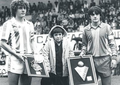 Imagen secundaria 1 - Alberto con sus compañeros del colegio. No quería volver porque todavía no tenía la prótesis, pero su madre le convenció para que reingresara un mes más tarde, en octubre; Los equipos filiales de la Real y del Eibar jugaron un partido en homenaje de Alberto, quien aparece junto a Fuentes y Moya, y Muñagorri entrenando. Ha corrido triatlones y le gusta el ciclismo. Ha participado en la Behobia-San Sebastián.
