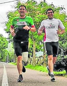 Imagen secundaria 2 - Alberto con sus compañeros del colegio. No quería volver porque todavía no tenía la prótesis, pero su madre le convenció para que reingresara un mes más tarde, en octubre; Los equipos filiales de la Real y del Eibar jugaron un partido en homenaje de Alberto, quien aparece junto a Fuentes y Moya, y Muñagorri entrenando. Ha corrido triatlones y le gusta el ciclismo. Ha participado en la Behobia-San Sebastián.