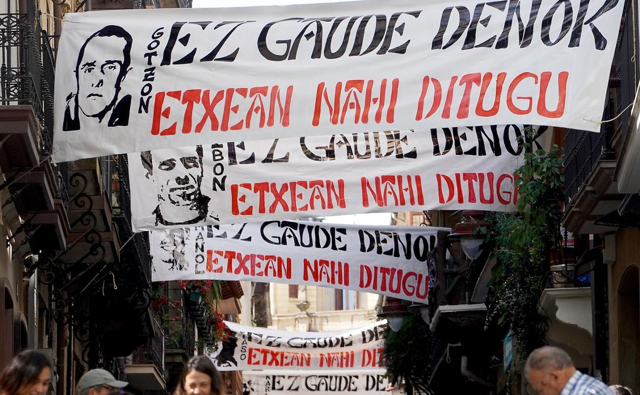 Pancartas de apoyo a los presos esta semana en Hernani. 