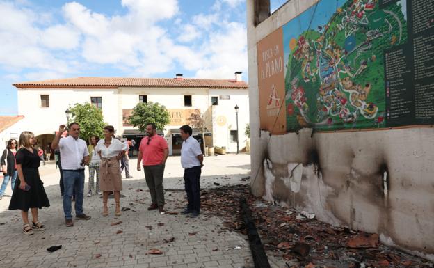 Imagen principal - Daños por la ola de incendios en Navarra: Sendaviva reabrirá en verano de forma parcial