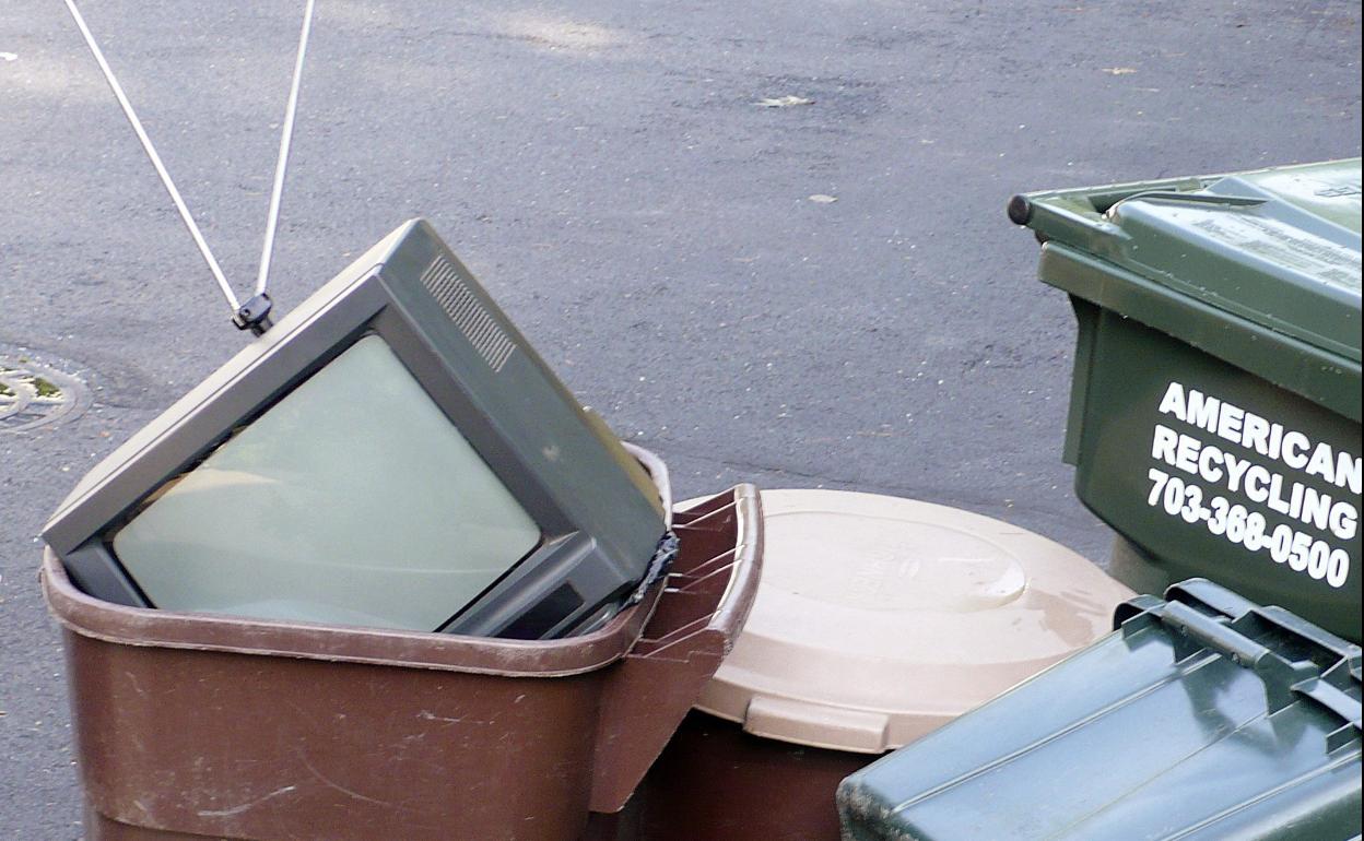 Televisor en un cubo de basura.