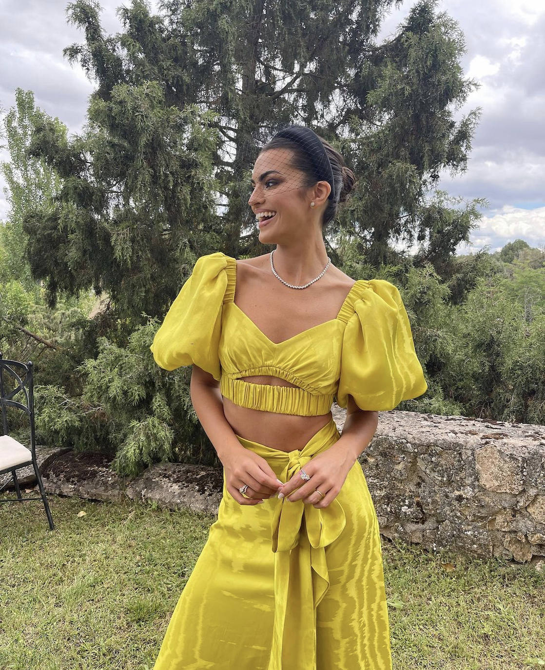 Marta Lozano ha optado por un cojunto dos piezas en verde lima compuesto por un 'crop top' con manga abullonada y 'cut-out' debajo del pecho, y falda 'midi' con cintura anudada "efecto pareo". La 'celebritie' recién aterrizada de su Luna de Miel en Las Vegas, Hawái y Bora Bora, ha rematado el look con una diadema con redecilla negra de Mimoki, sandalias negras y maquillaje de Dior