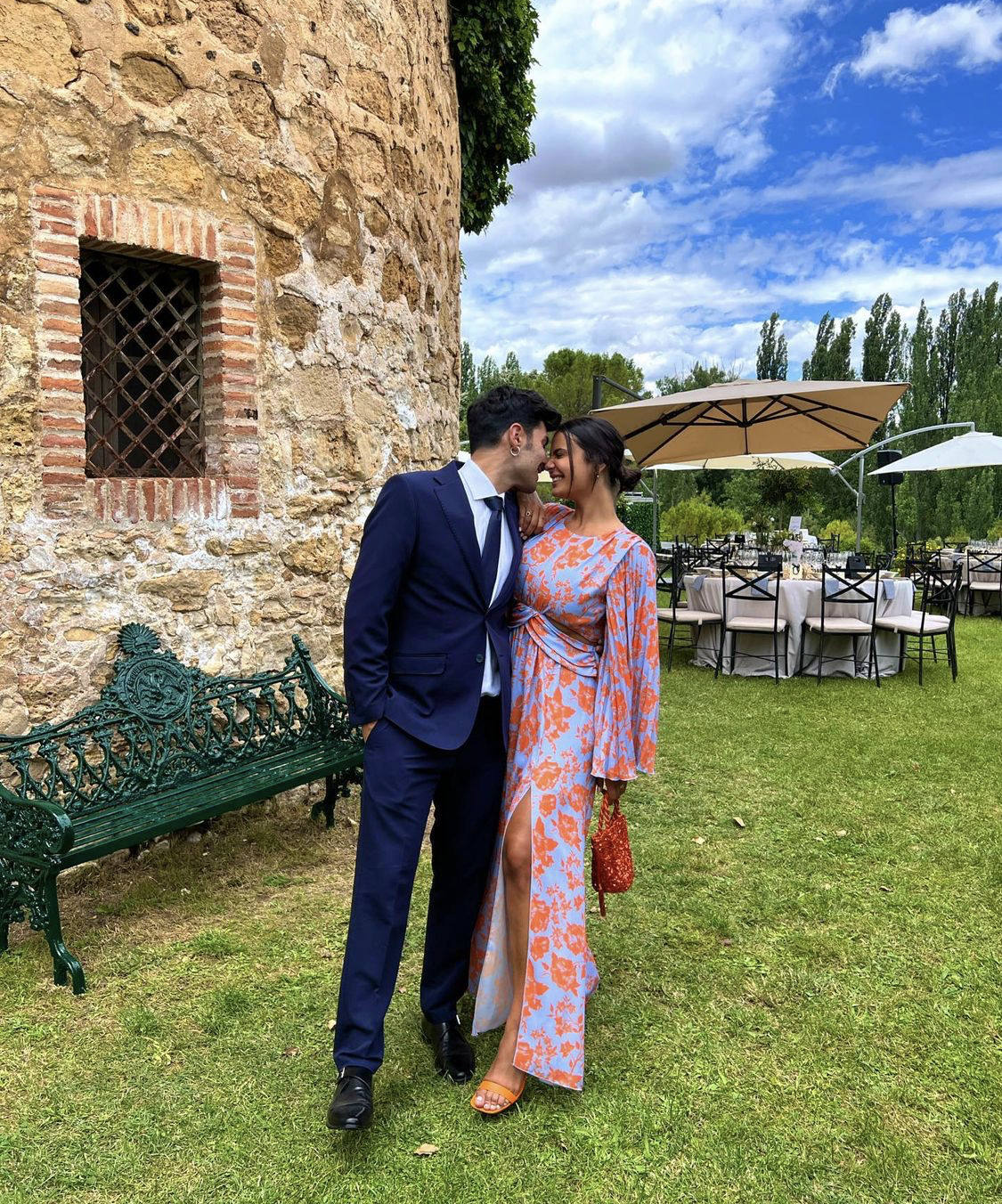 Lara Tronti ha seleccionado un vestido largo azul celeste con flores naranjas, cuello redondo, mangas XL y abertura en la parte delantera izquierda. Ha completado el estilismo con unas sandalias y bolso en el mismo naranja del 'print' floral, y un recogido de "cosecha propia" como ella misma ha reconocido en su perfil de Instagram
