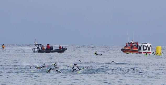 Fotos: Helene Alberdi y Kevin Viñuela, vencedores en el Triatlón de Donostia