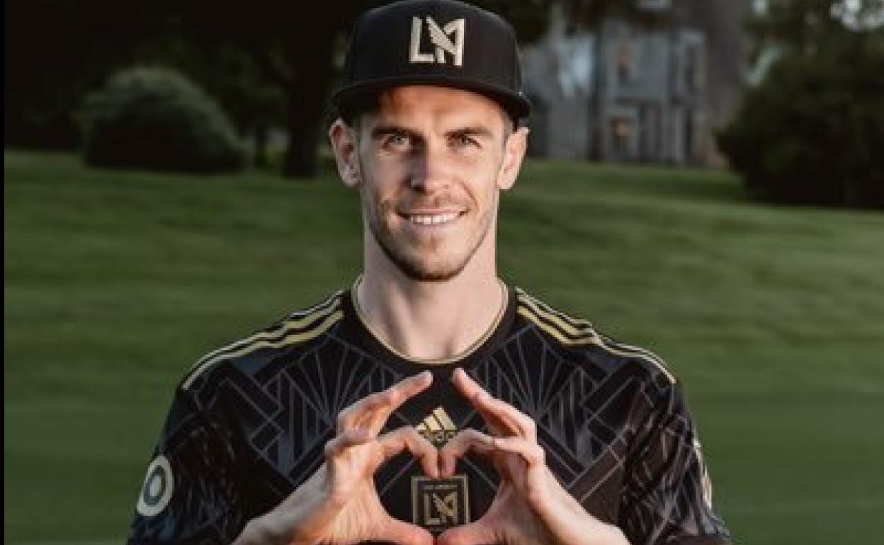 Gareth Bale posando con la camiseta de Los Angeles FC.