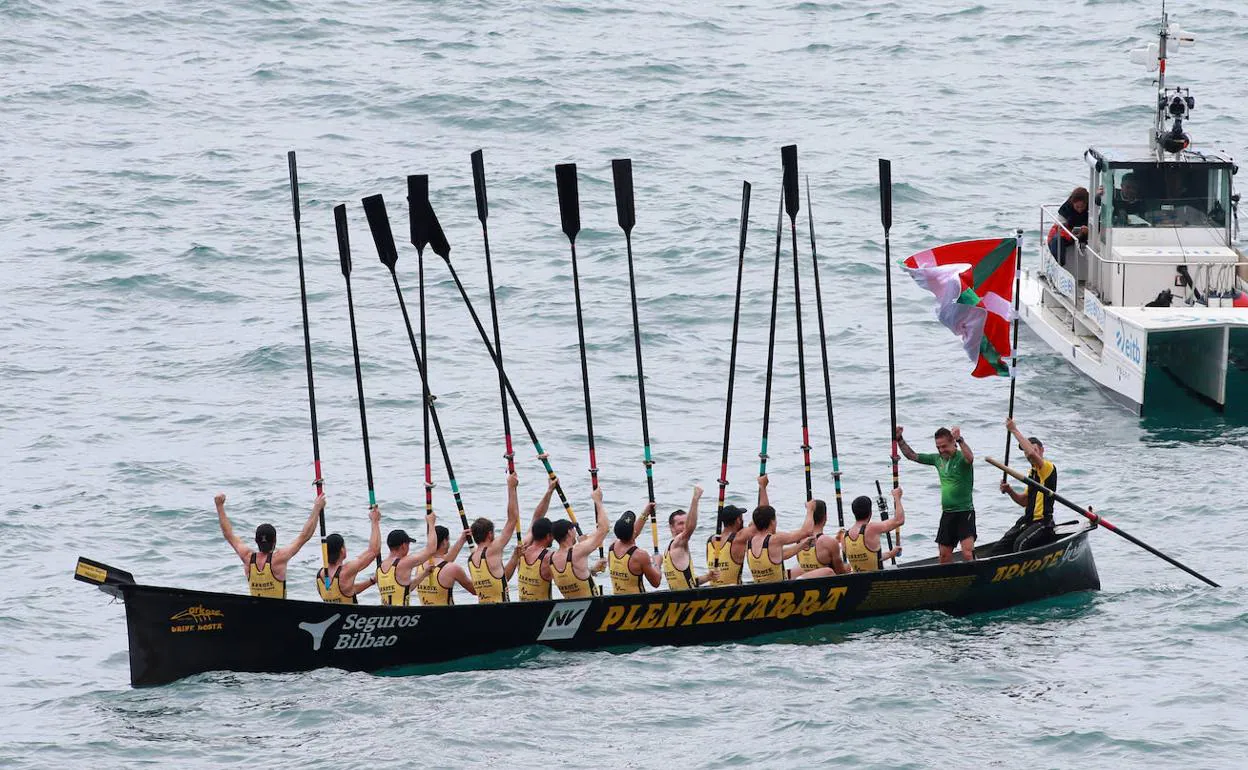 Los remeros de Arkote celebran la victoria de este domingo en Zumaia.