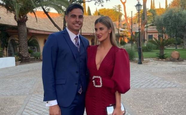 Dani García, con su pareja Naroa Peñagarikano, en la boda de Raúl Navas. 