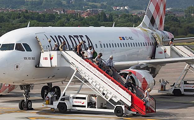 Varios pasajeros de un vuelo comercial aterrizan en el aeropuerto guipuzcoano.