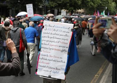Imagen secundaria 1 - Miles de personas secundan la movilización en Bilbao a favor de la Sanidad pública