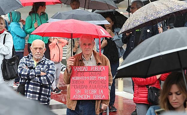Imagen principal - Miles de personas secundan la movilización en Bilbao a favor de la Sanidad pública