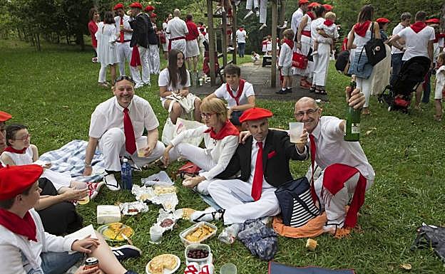 Gente disfrutando del día de San Marcial 