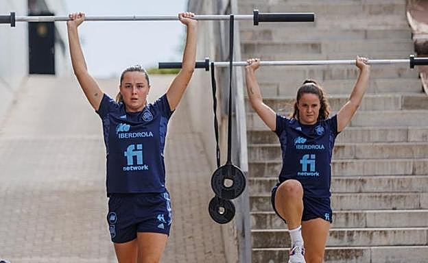 Amaiur Sarriegi y Nerea Eizagirre, durante un entrenamiento con la selección. 