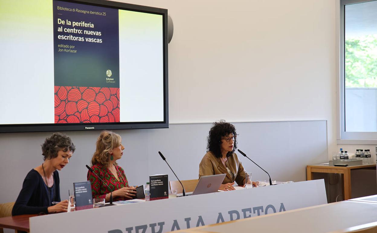 Maixa Zugasti idazlea, Paloma Rodríguez eta Miren Gabancho Laida taldeko kideekin, 'De la periferia al centro: nuevas escritoras vascas' liburuaren aurkezpenean. 