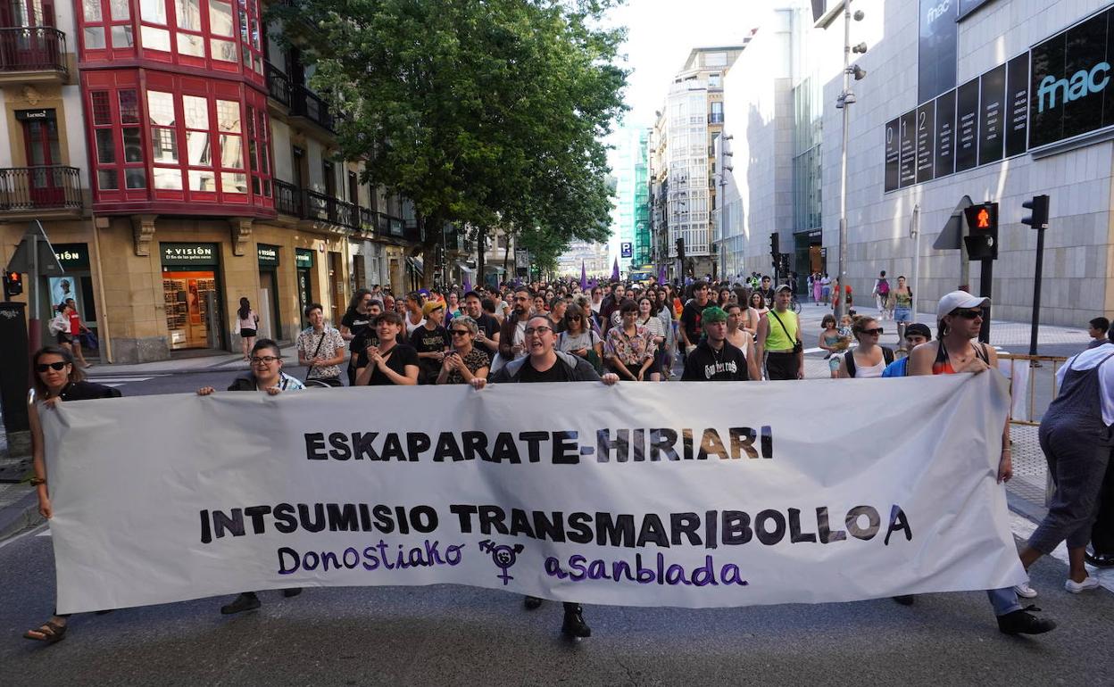 El Ayuntamiento de de Donostia ha sacado la bandera arcoíris.
