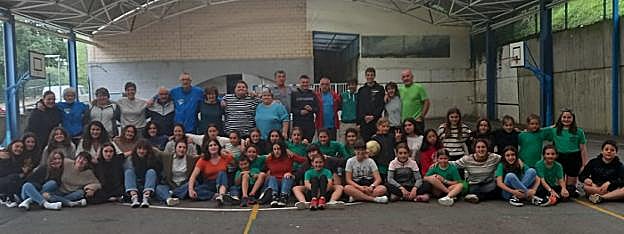 Orkatz abesbatzeko hiru taldeak elkarturik. 