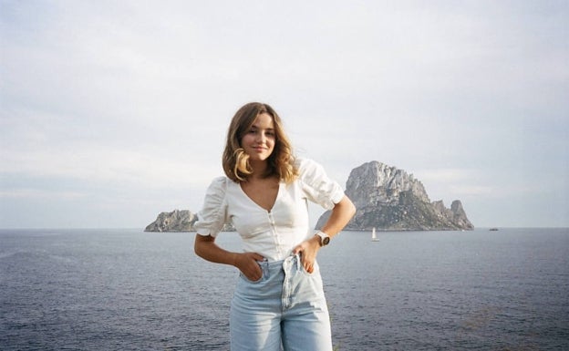 Teresa Sanz con camisa blanca en pico y mangas abullonadas. 