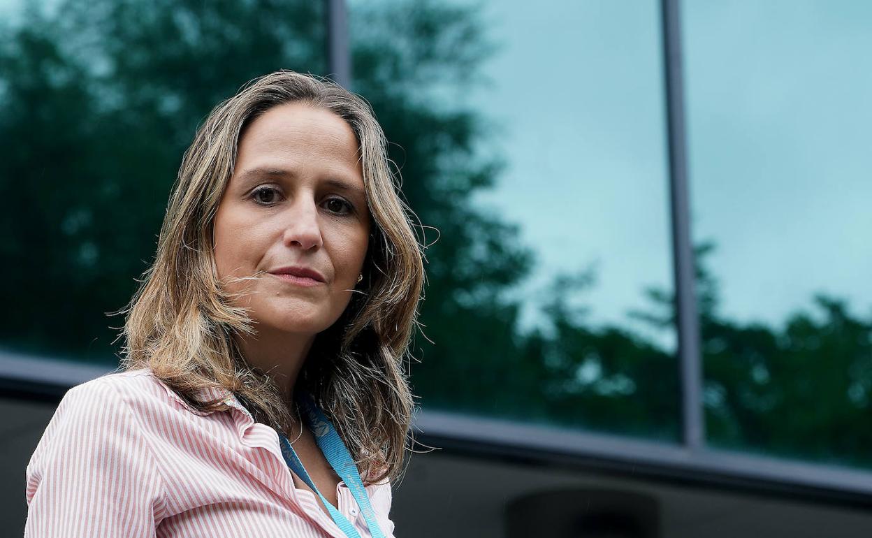 María Fernández posa en el exterior de la empresa Viralgen. 